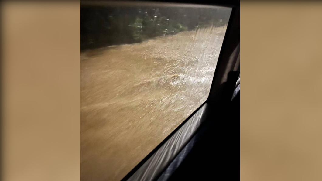 民衆稱整條村淹水導致車輛浮起。(圖/翻攝自臉書)