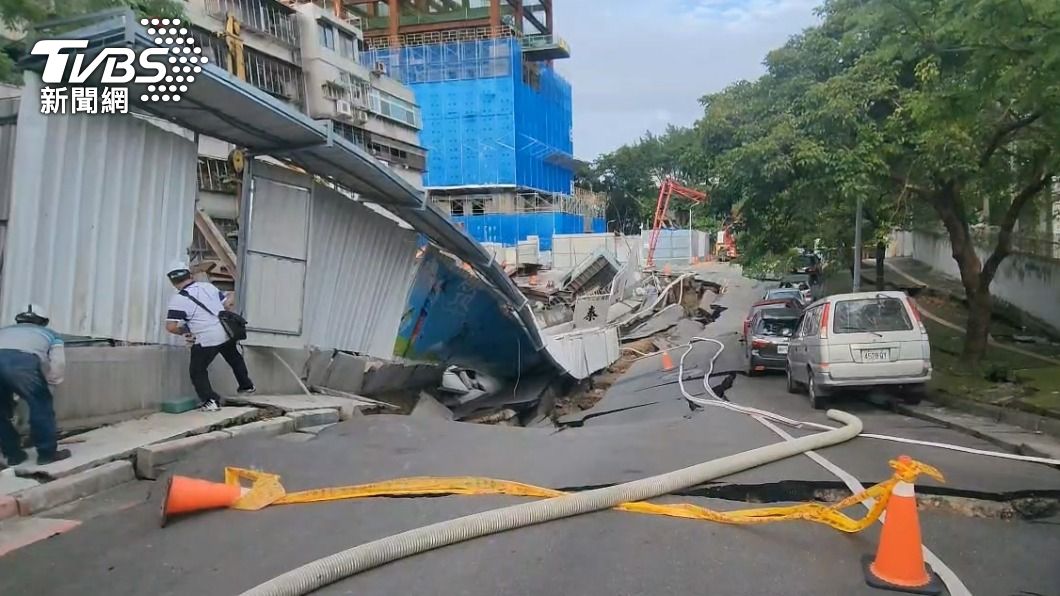 道路下陷。(圖/王經綸攝)