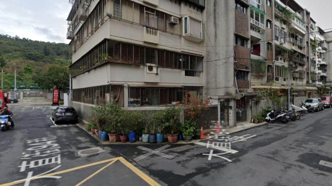 從街景圖可以發現,塌陷民宅在事發前其實屋況良好,並無異狀。(圖/翻攝自Google Map)