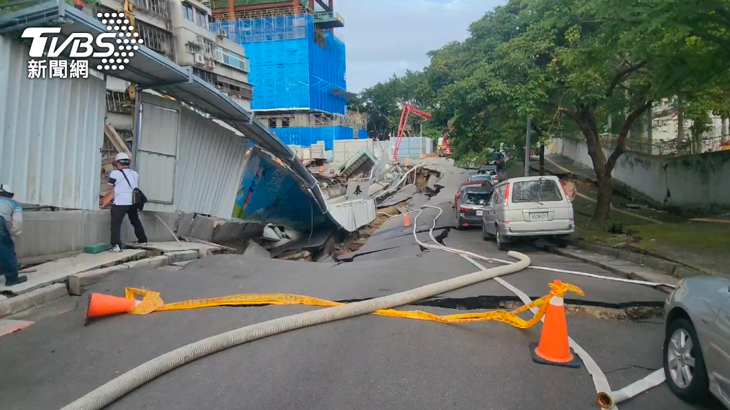 道路下陷。(圖/王經綸攝)