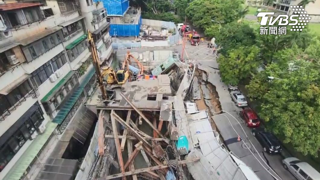 大直民宅慘被吞！基泰工地驚悚「制高點畫面」曝　道路崩塌扭曲