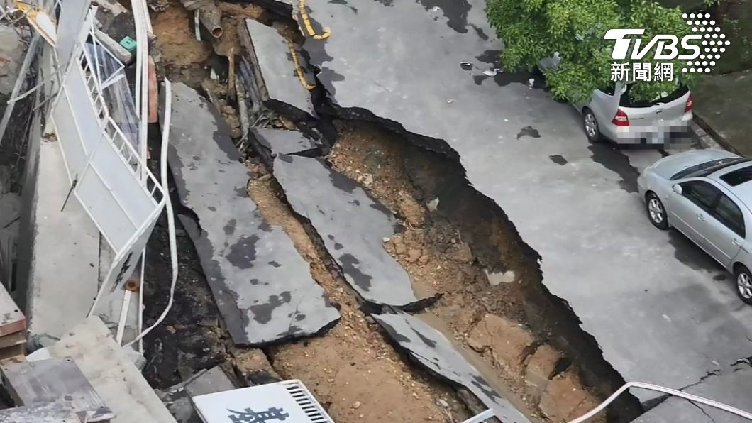 一旁道路路面完全坍塌(圖/TVBS)