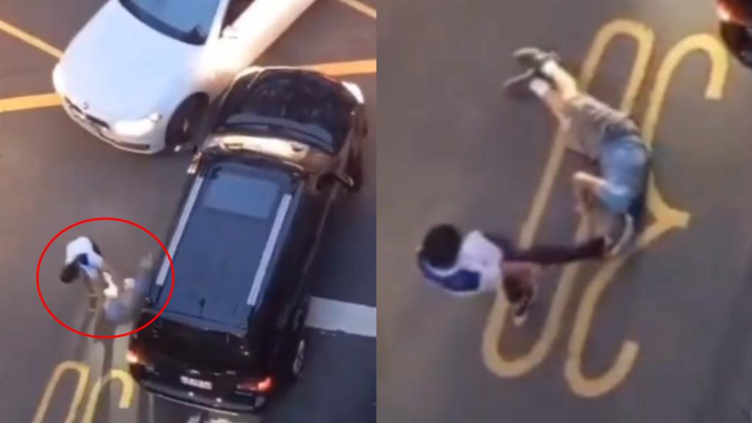 巷口會車互不讓!BMW男狂K老翁 抓頭撞門倒地繼續踹