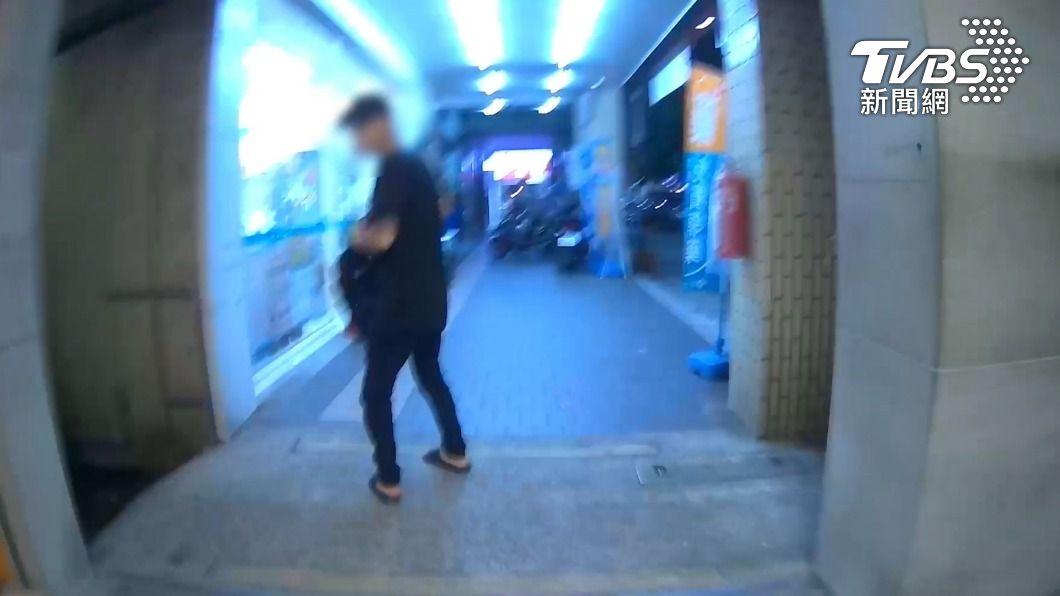 石姓通緝犯被女警甜美的娃娃音吸引而回頭，下一秒就被上銬逮捕。（圖／TVBS）