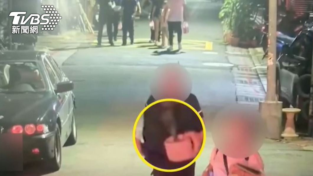 男子拿著仙人掌一路徒步回家。(圖/TVBS)