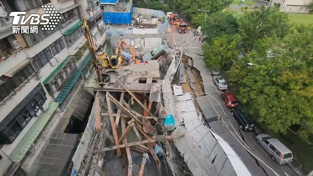 左側民宅下陷，中間基地正進行灌漿。（圖／王經綸攝）