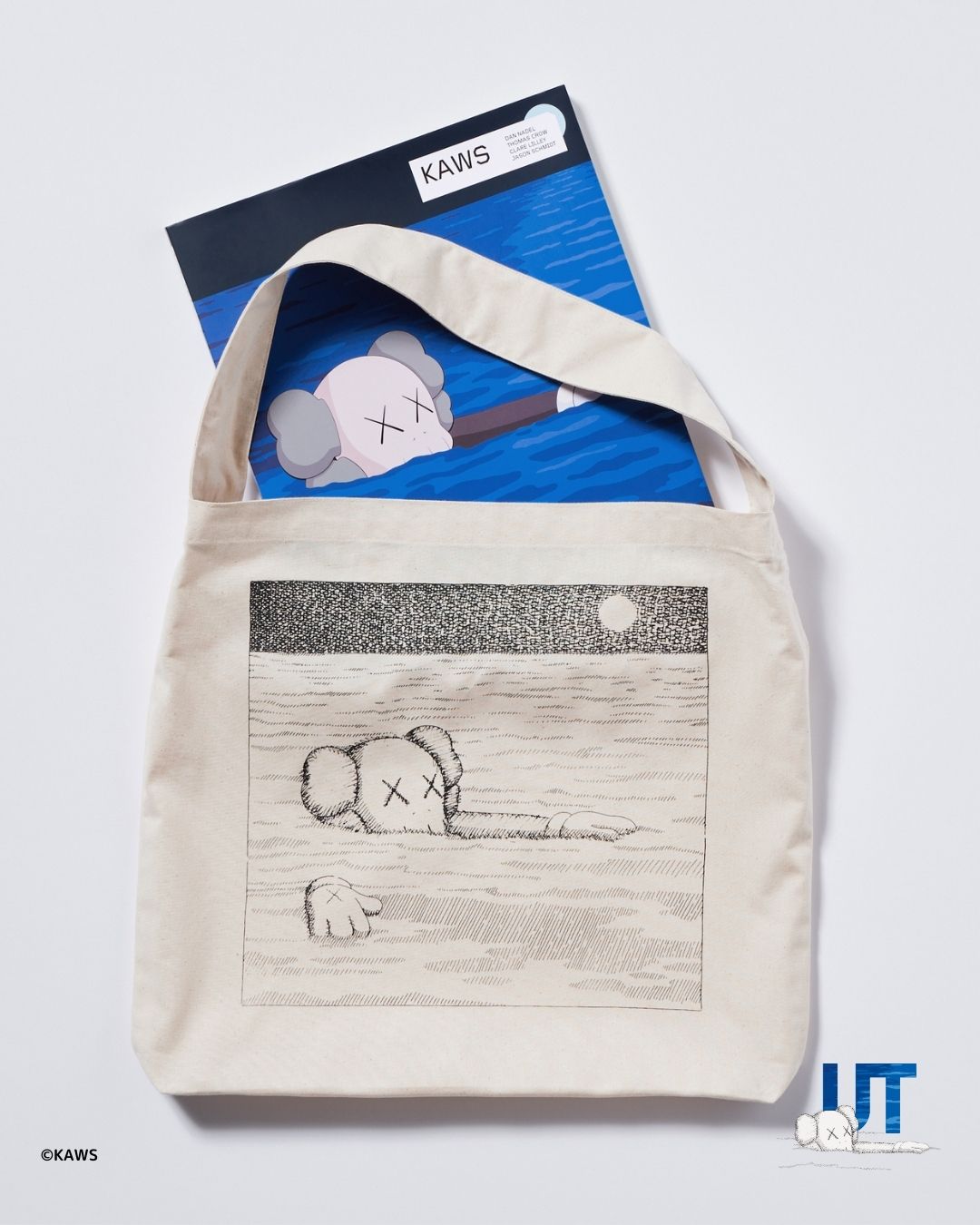 只要單筆消費含KAWS ARTBOOK,即可免費獲得限量「KAWS UT單肩包」乙個。(圖/Uniqlo提供)