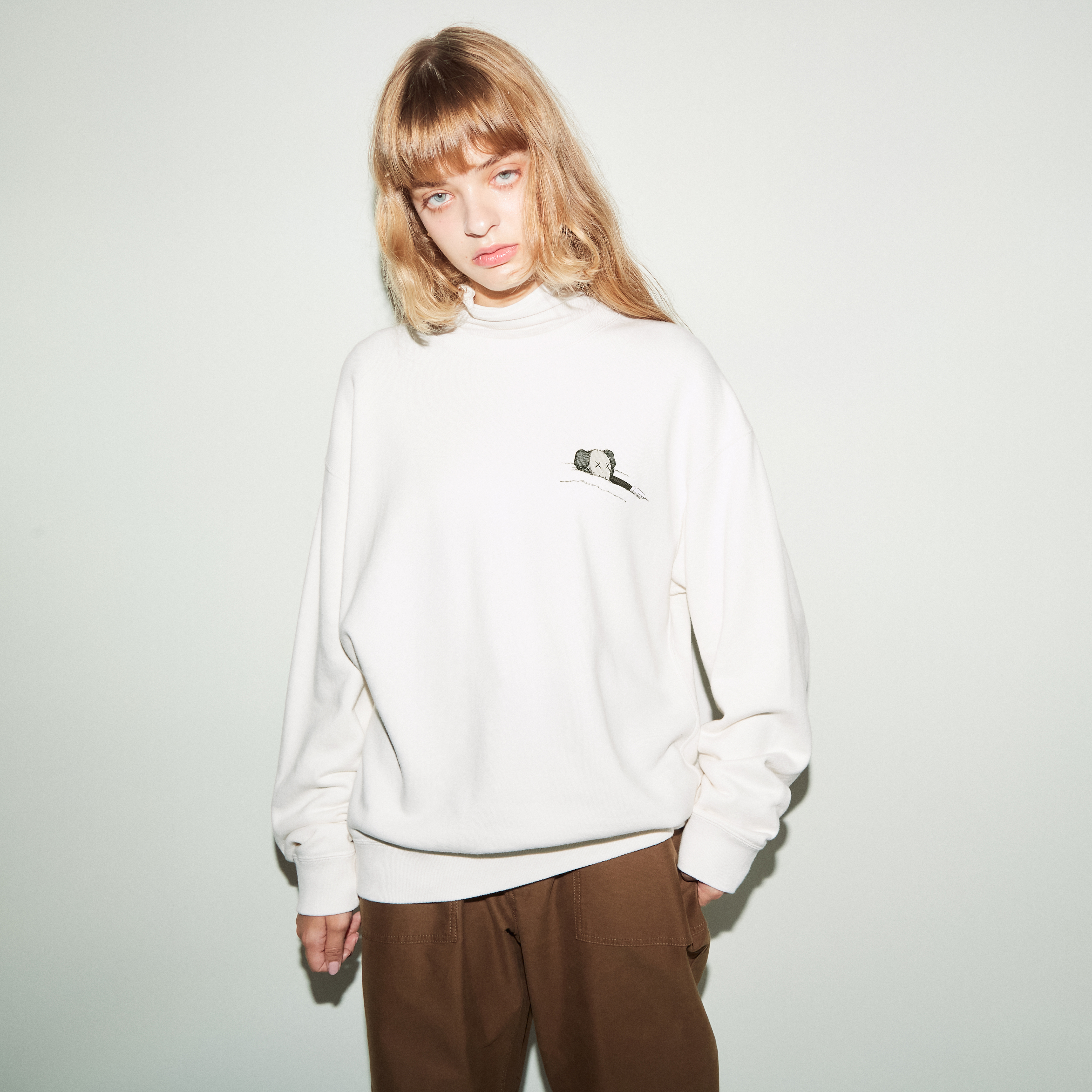KAWS UT休閒上衣(長袖) NT$1290。(圖/Uniqlo提供)