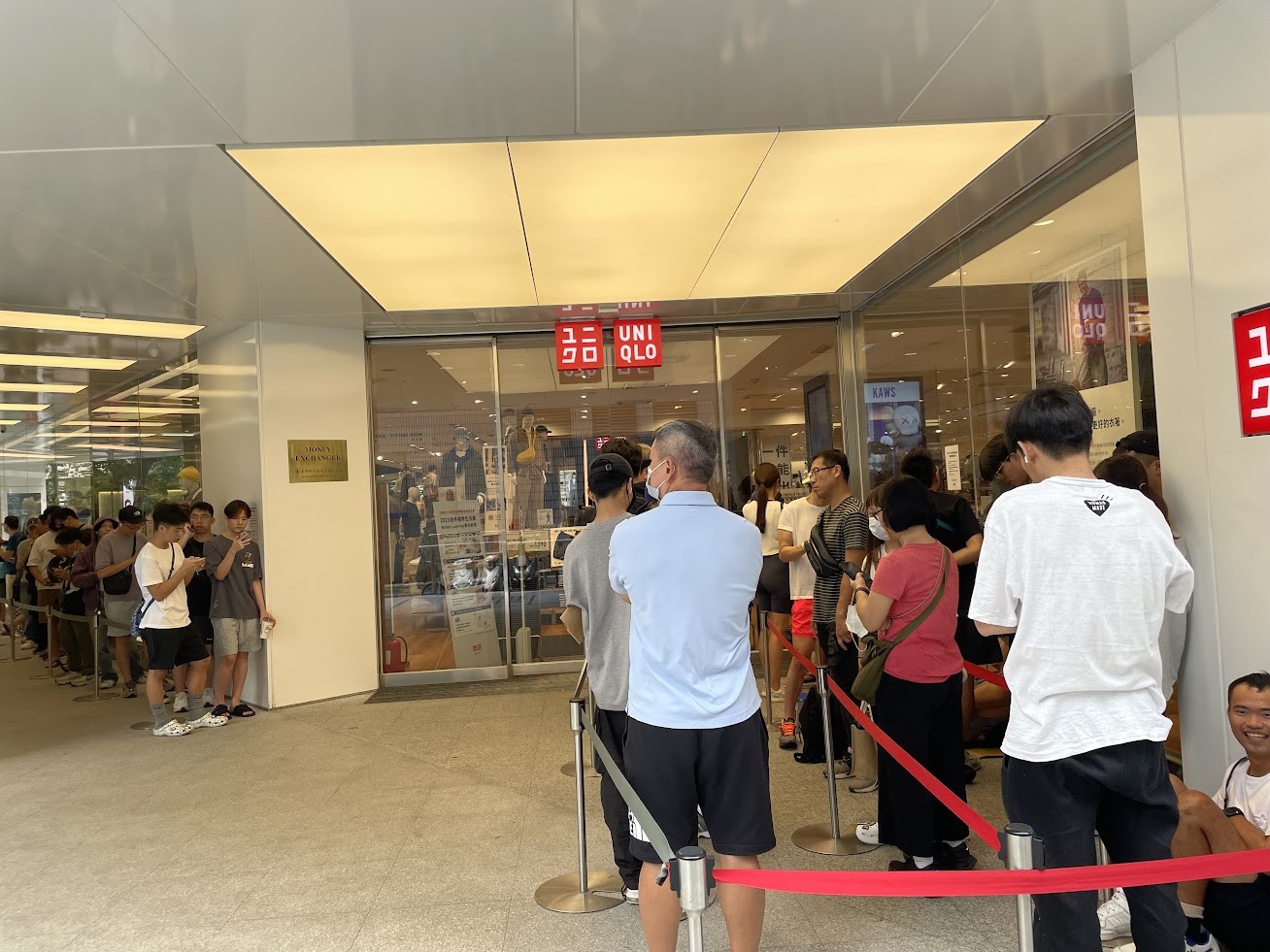 UNIQLO x KAWS今開賣!東區明曜店湧排隊潮 價格曝光