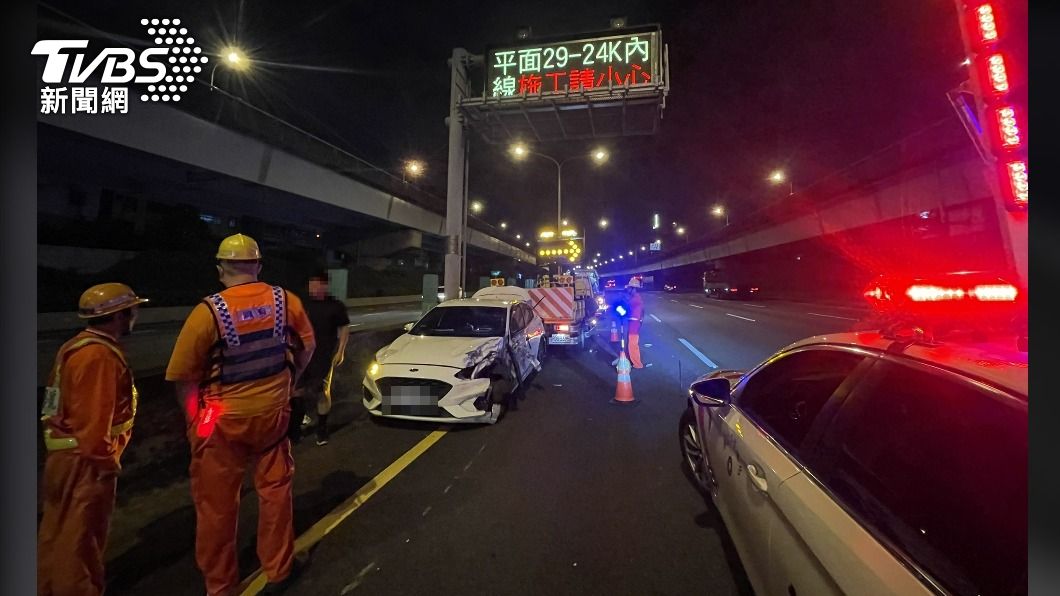 小轎車疑似開啟輔助駕駛系統,不慎追撞緩撞車。(圖/TVBS)