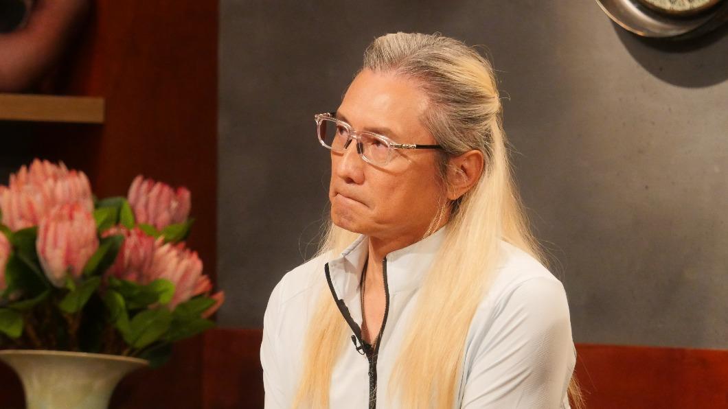 包小柏把愛女骨灰放身上！忍淚吐「心碎像18層地獄」仍走不出傷痛