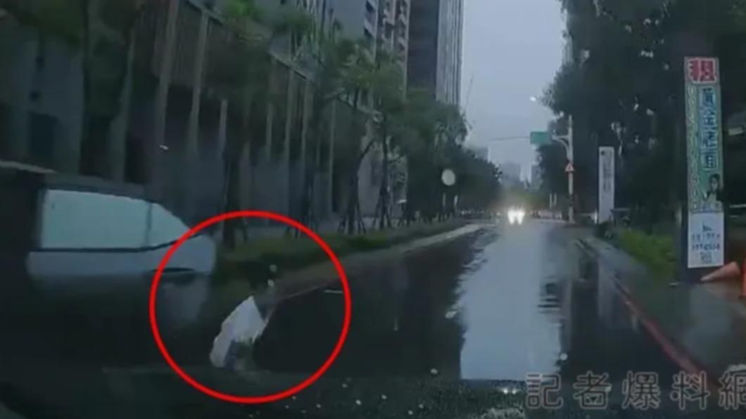 桃園5歲男童突衝車道 遭「猛撞頭部」命危搶救中