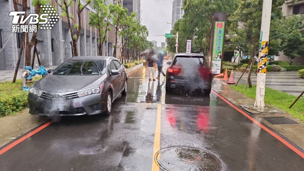 左方違停在路邊的銀色轎車突然衝出一名男童。（圖／TVBS）
