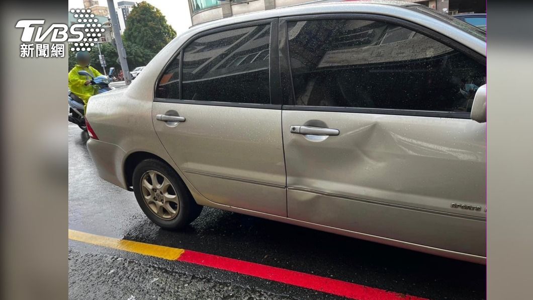 李女車輛右前門被撞凹一個大凹洞,現場沒有發現肇事者與肇事車輛。(圖/TVBS)