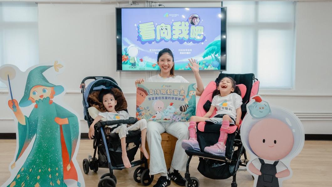 9m88相當喜歡小孩,也很關注重症孩童教育。(圖/目目非營利提供)