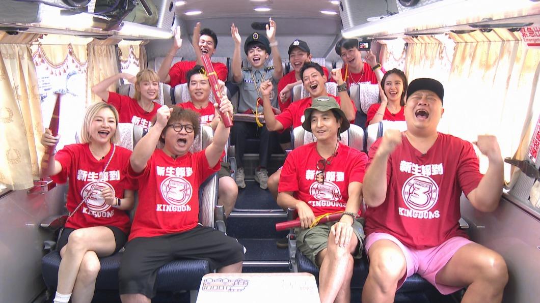 《綜藝3國智》的主持群再度回到遊覽車上。(圖/台視提供)