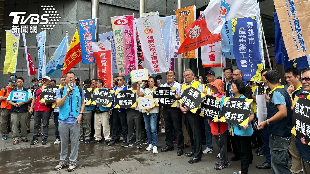 勞團今在勞動部大樓前主張對基本工資調漲訴求。（圖／呂欣芷攝）