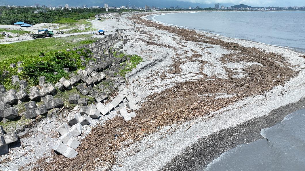 颱風後花蓮海堤佈滿215噸漂流木 民眾亂撿最高罰2000萬