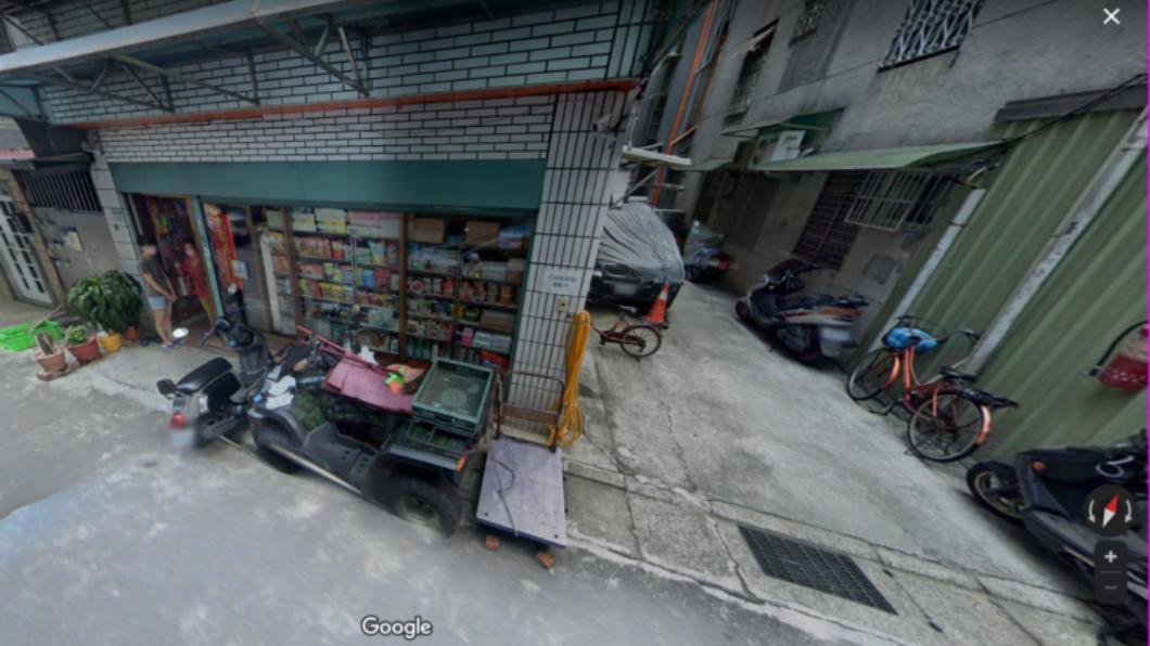 部分住戶不只會把公有地當自家車庫，甚至還會放置私人物品佔位。（圖／翻攝自Google Map）