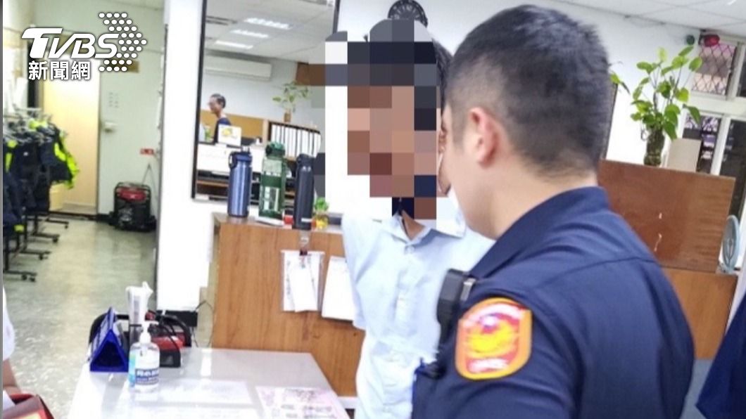 警方發現老翁有戴「遺失手鍊」，成功聯繫上其家屬。（圖／TVBS）