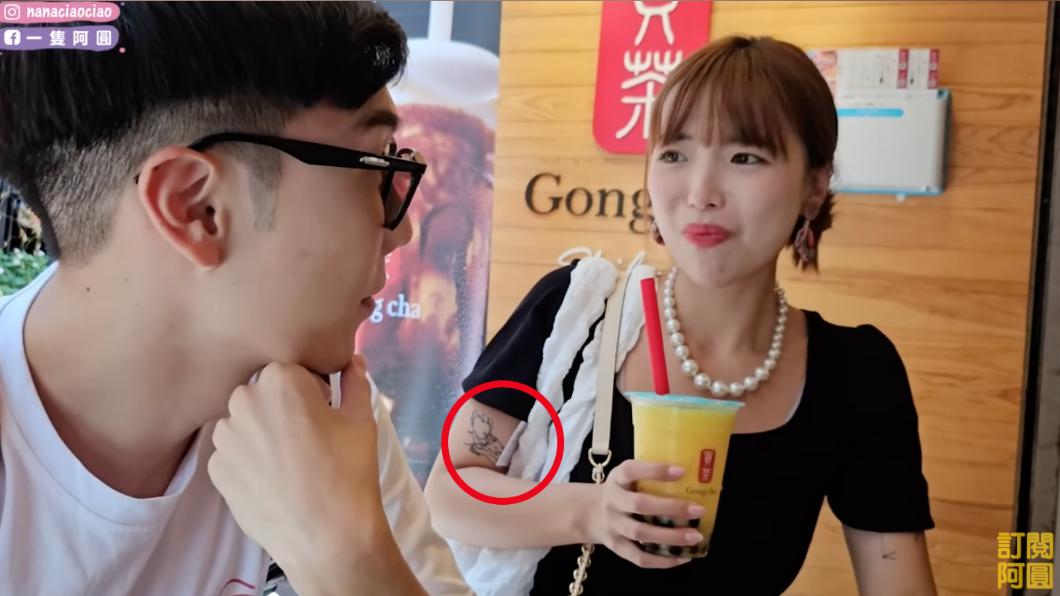 一隻阿圓被發現包包的吊牌沒有剪下。(圖 / 翻攝自YouTube )