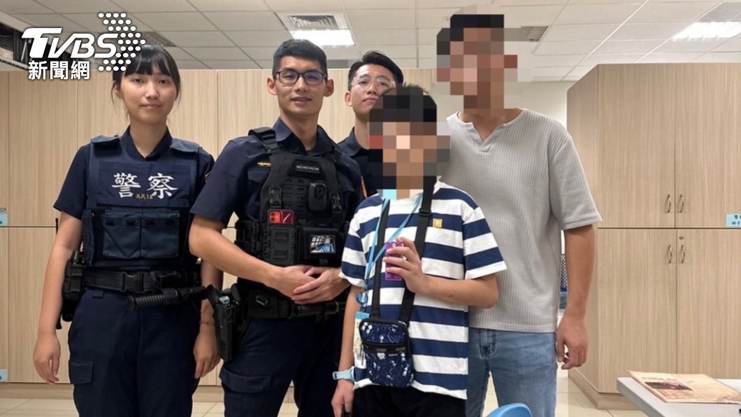 員警順利幫少年找到父親。（圖／TVBS）