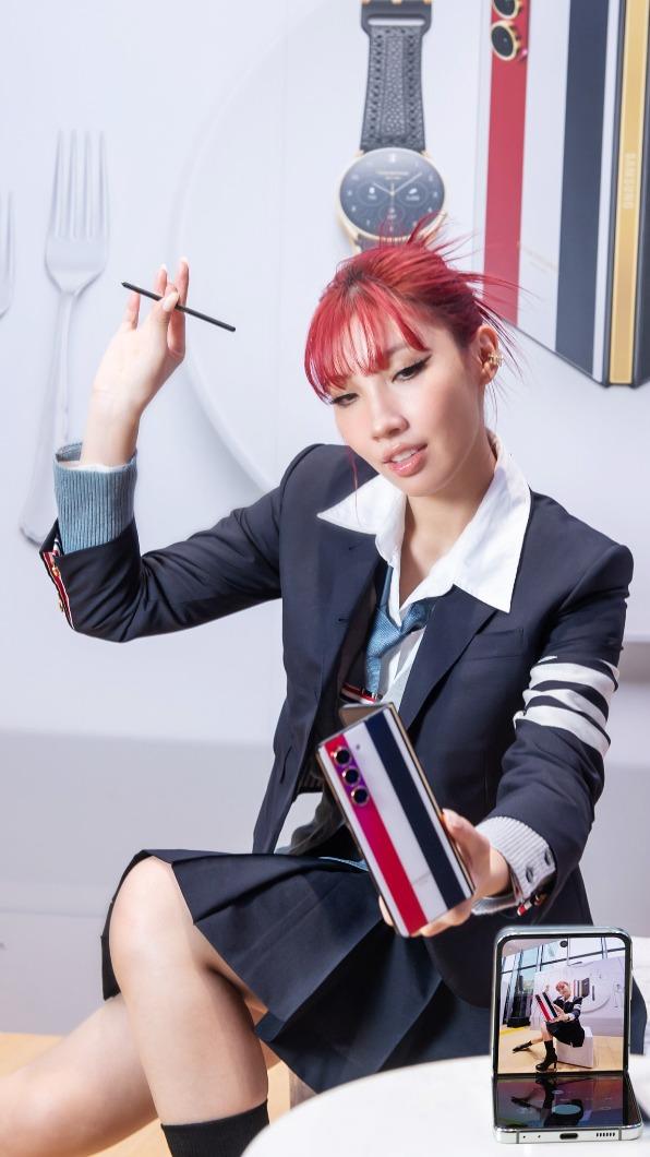 Karencici預告將推出唱跳單曲,更為此勤練舞、增加肌力。(圖/三星提供)