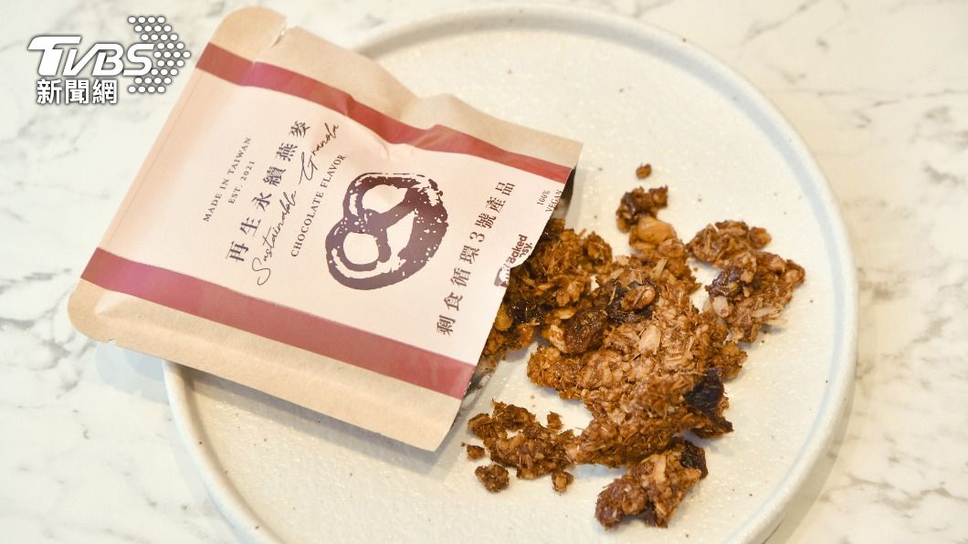 將製作啤酒剩下的酒粕再製成燕麥。(圖/胡瑞麒攝)