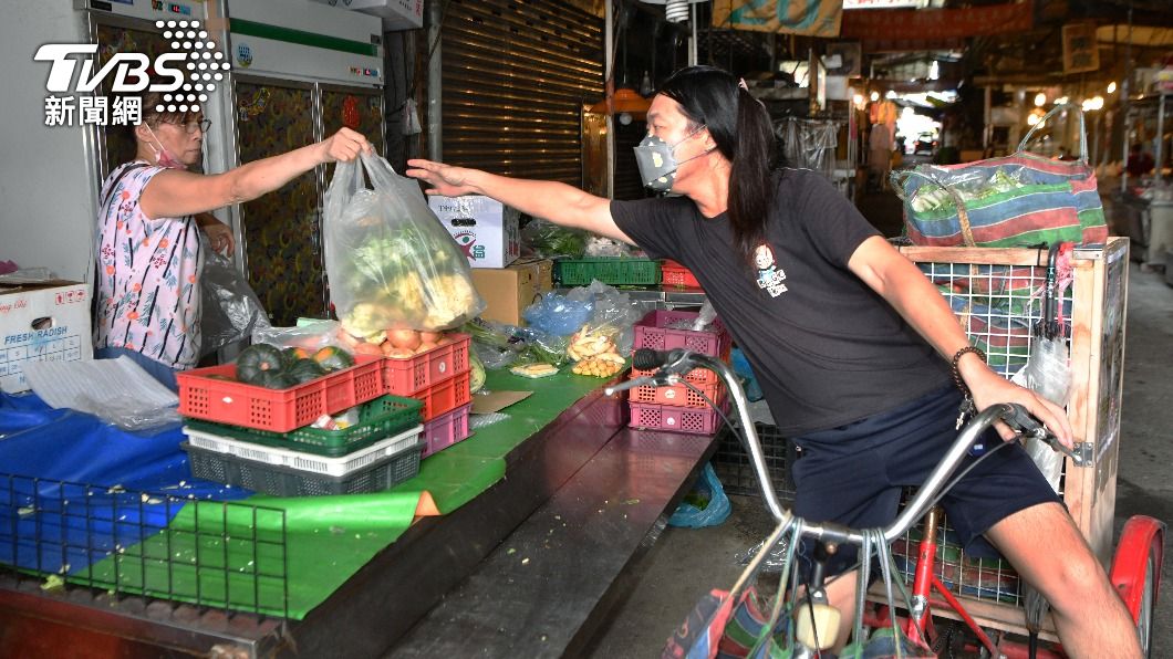 向上市場攤販都會將賣不完的菜留給華美廚房。 （圖／胡瑞麒攝）