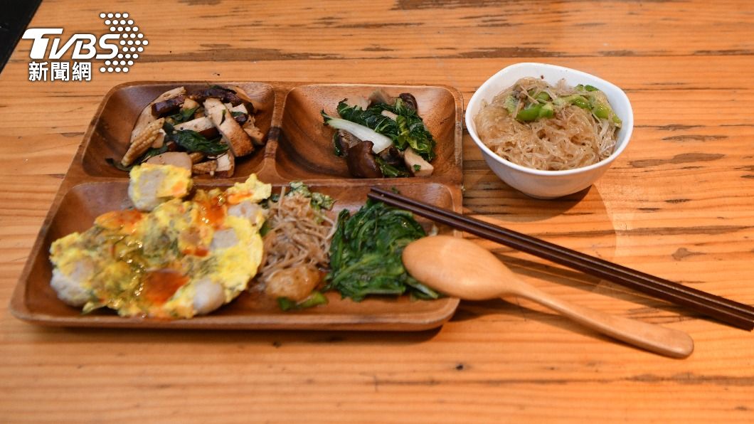 華美廚房將剩食巧手變成一整道日常料理，供民眾隨喜用餐。 （圖／胡瑞麒攝）