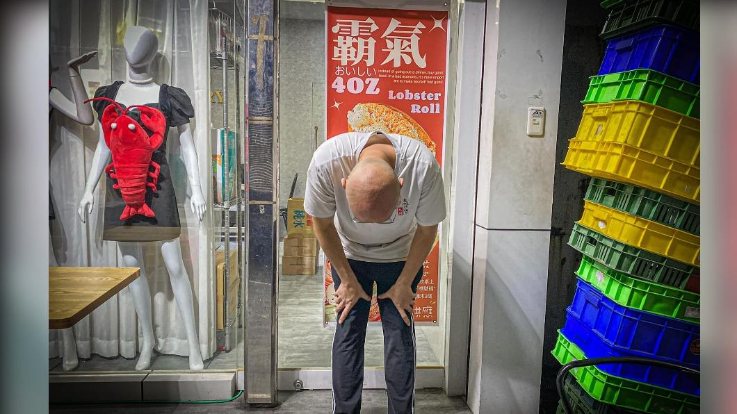 面對民眾怒刷負評的事件,光頭老闆在臉書上鞠躬道歉(圖/取自店家臉書)