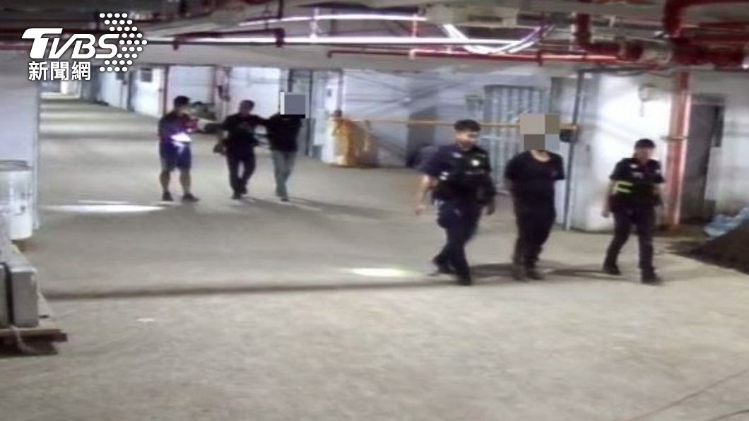 警方逮捕2名現行犯。（圖／TVBS）