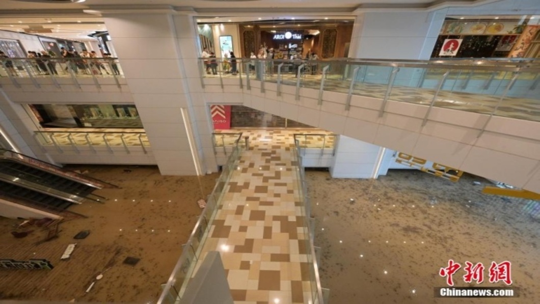 香港黑色暴雨警告近14小時 停課、股市暫停交易