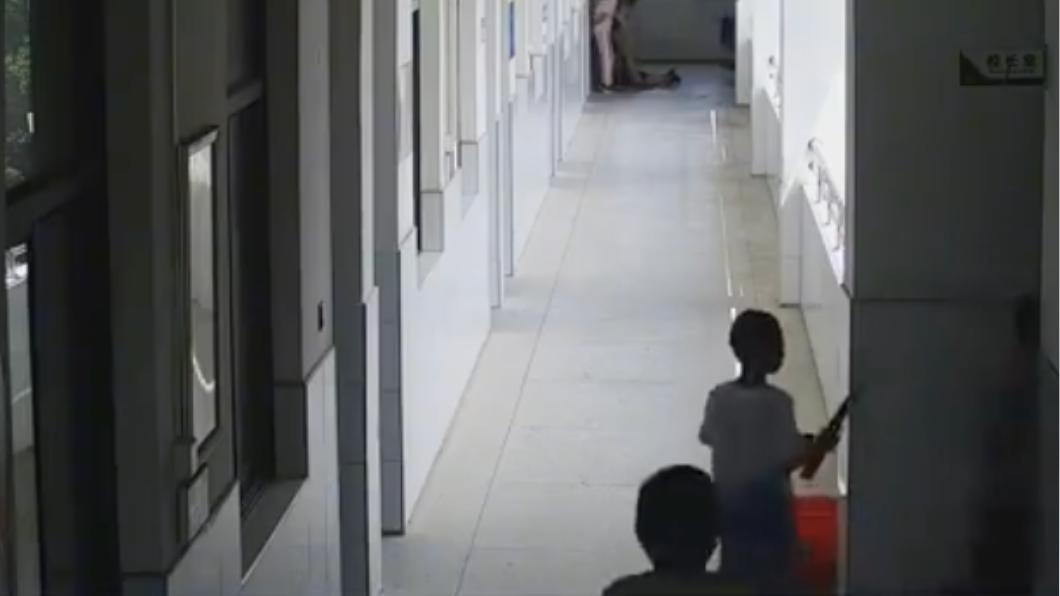 校方趕緊疏散校內百餘名師生,幸好沒有釀成嚴重的意外。(圖 / 翻攝自微博)