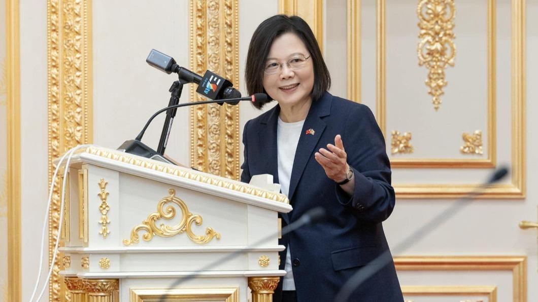柯文哲要賴清德最好連蔡英文政大論文都公開。(圖/翻攝自蔡英文臉書)