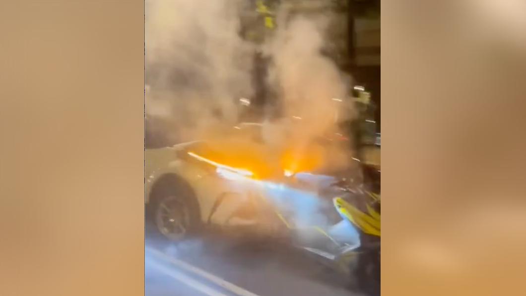 張男的轎車推擠機車往前行進。(圖/翻攝爆料公社)