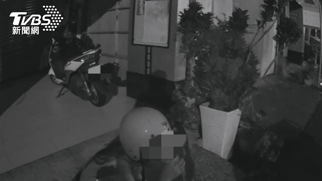颱風天失戀!長髮妹喝威士忌酒駕 蹲地嗲聲求警放水