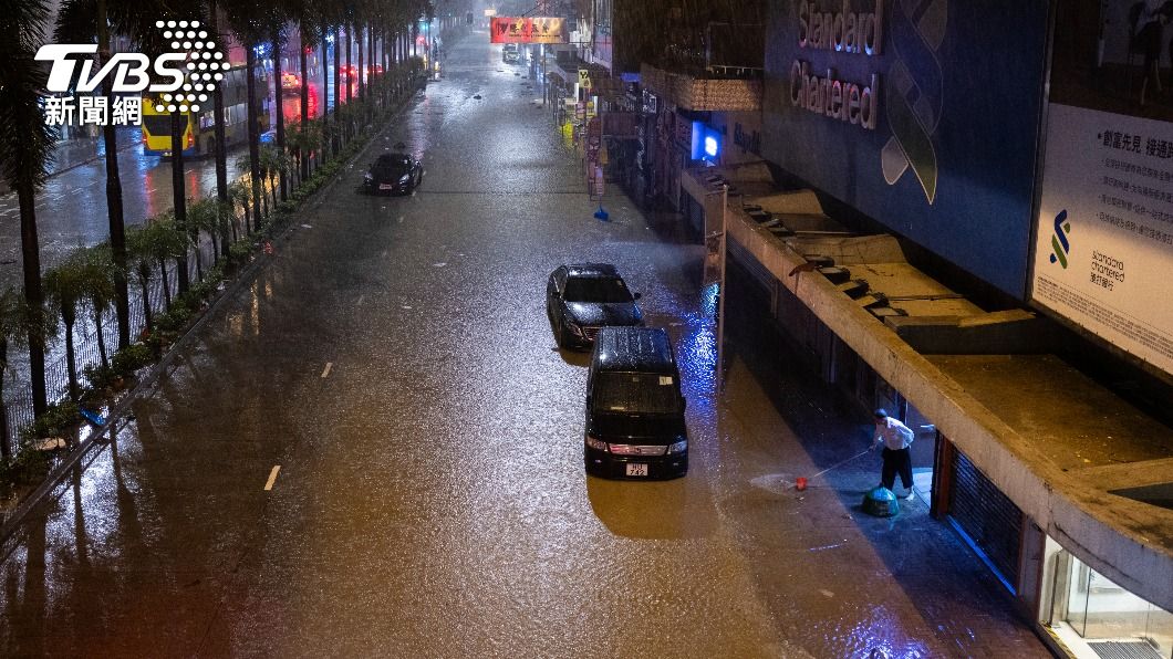 海葵颱風挾帶驚人雨量衝擊香港和廣東,讓兩地都出現暴雨和淹水災情。(圖/達志影像美聯社)