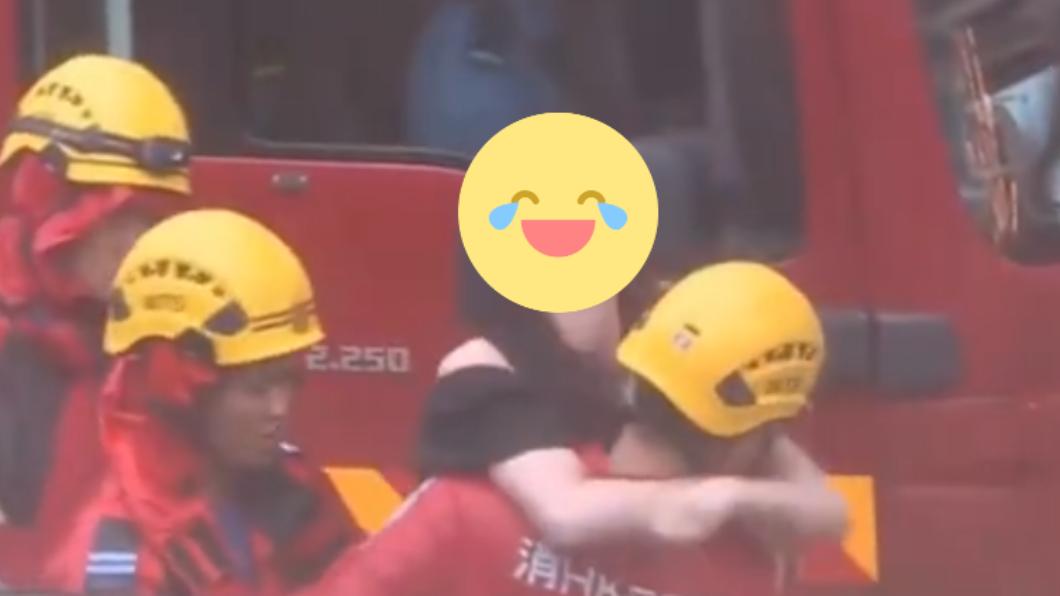 港暴雨消防員救援!長髮正妹環抱夾腰 露「心花開甜笑」引熱議