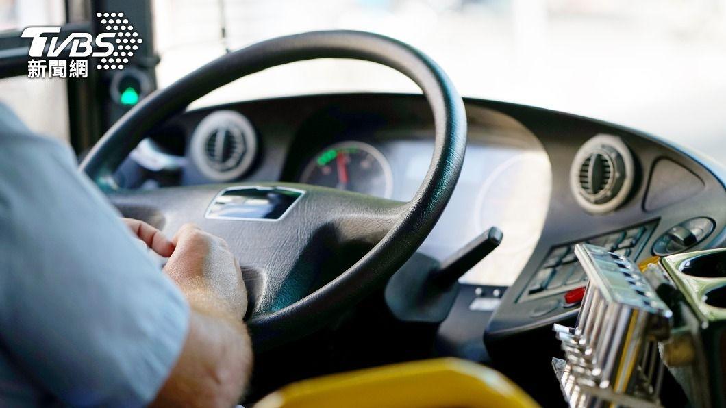 搭乘公車時,下車不提前站在門邊等候,容易被司機忽視。(示意圖/shutterstock達志影像)