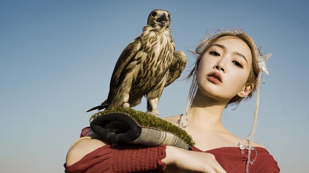 女星飛杜拜大解放!被熱壞苦喊「火在燒」 駱駝當眾拉屎傻眼了