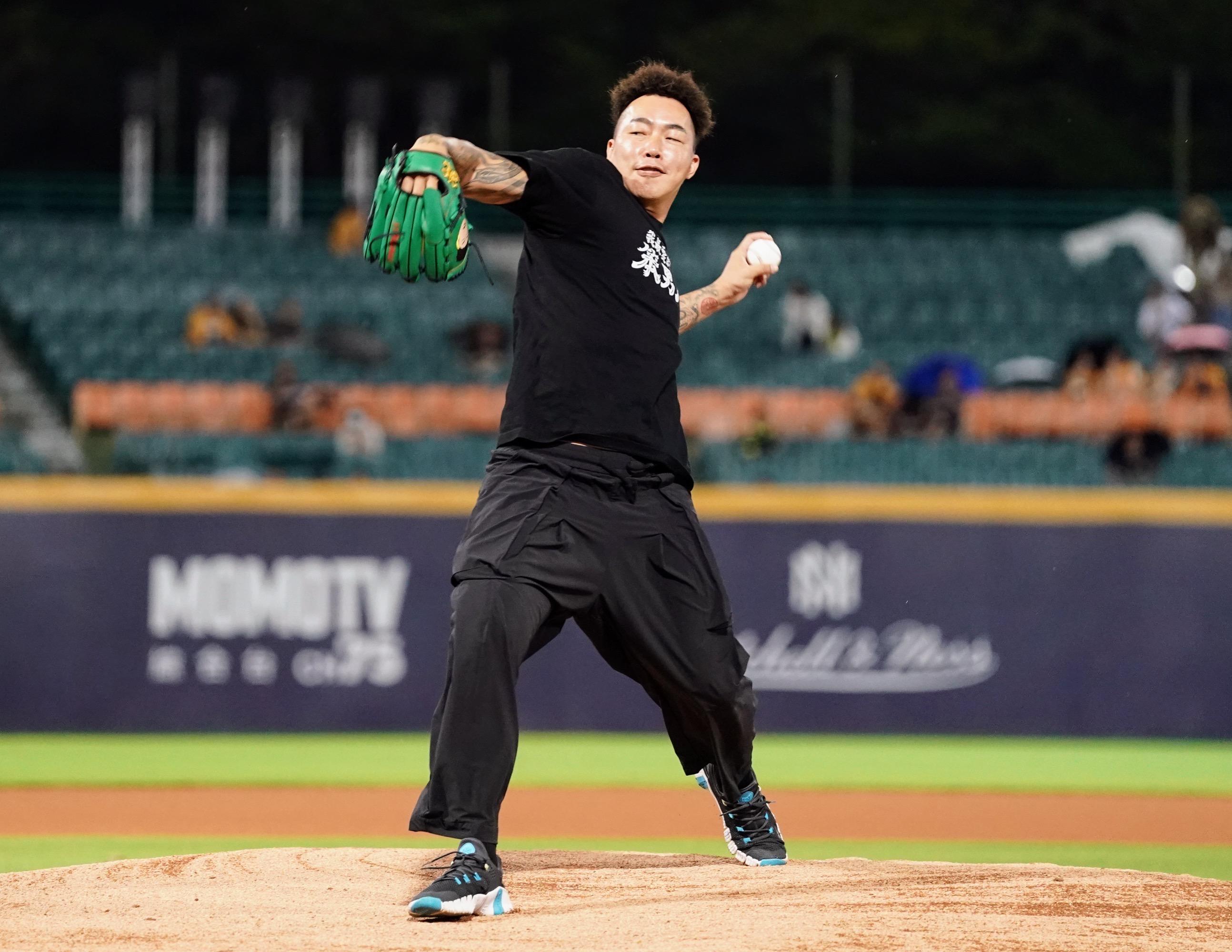 再度站上投手丘的郭董表示仍然懷念投球的感覺。(圖/CATCHPLAY提供)