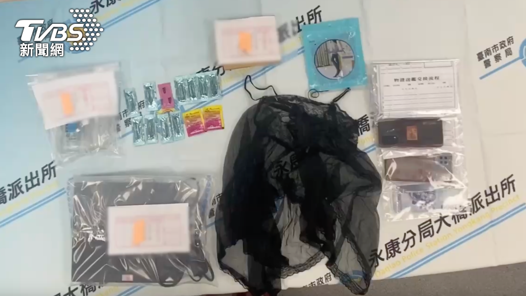 警方當場查扣營業所得5200元、使用中保險套等物。(圖/TVBS)
