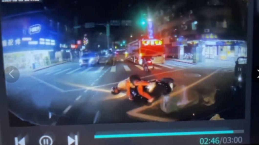 該名公車駕駛發出行車紀錄器,所幸及時踩煞車才沒釀成意外。(圖/翻攝自爆料公社)