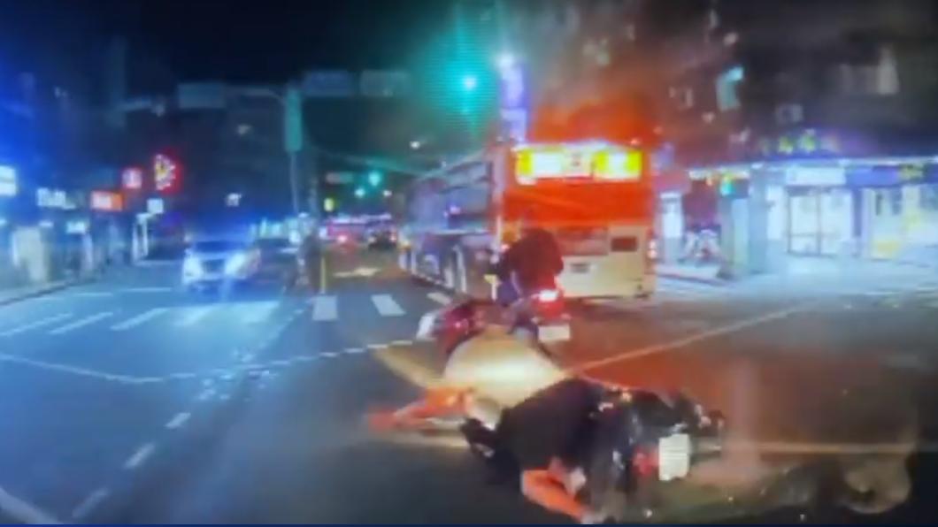 男騎士不明自摔!公車駕駛急煞救命 反遭控「撞人」