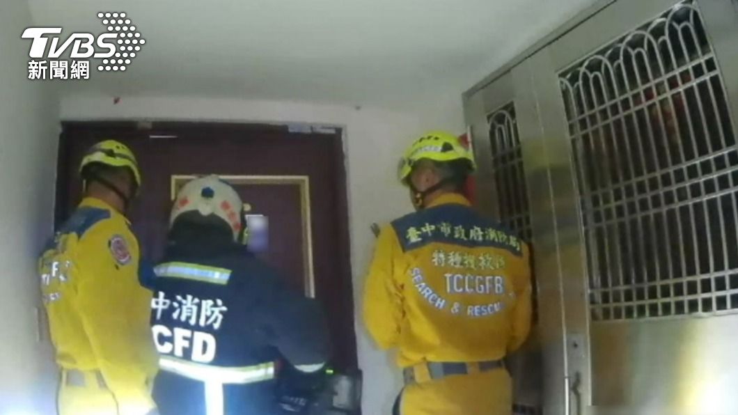 消防員破門救人。(圖/TVBS)