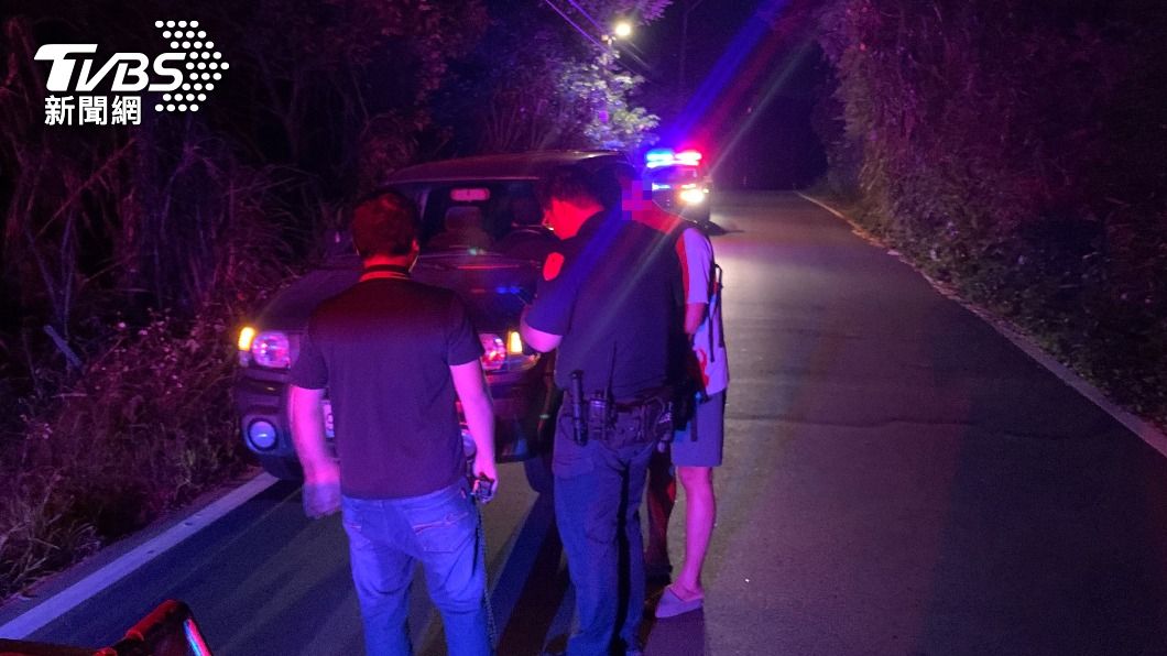 員警開警車與張男前往現場。（圖／龍潭分局提供）