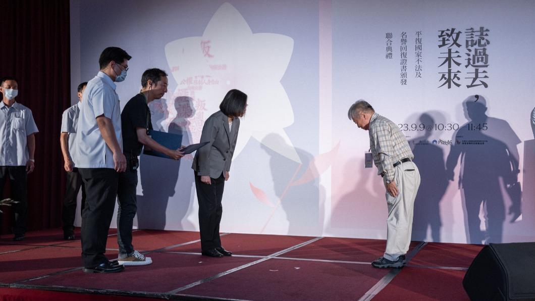 總統蔡英文今(9日)日上午出席「『誌過去,致未來』-平復國家不法及名譽回復證書頒發聯合典禮」。(圖/總統府提供)