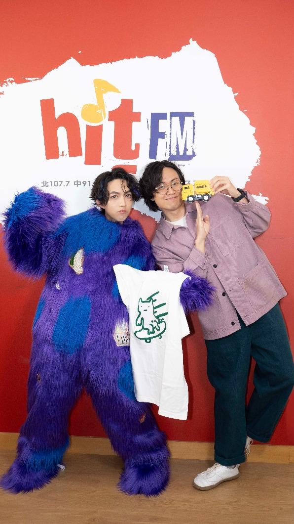林宥嘉穿著俏皮熊裝，現身李拾壹的電台節目。（圖／Hit Fm聯播網提供）
