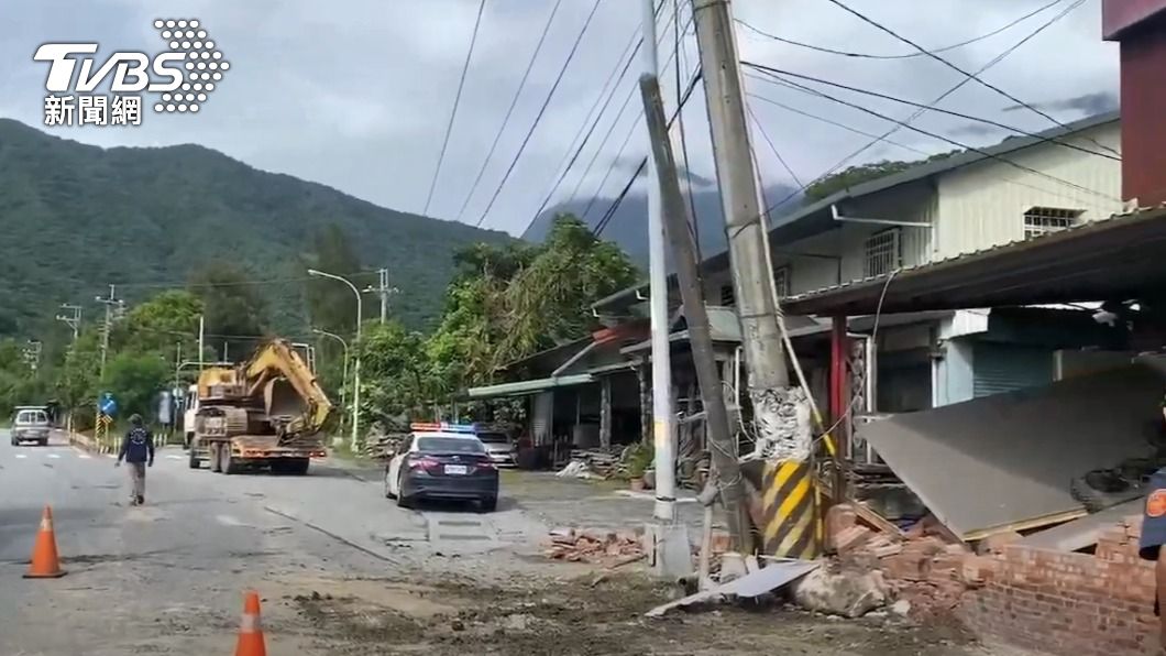 遭到撞擊的電線桿往左側傾斜。(圖/TVBS)